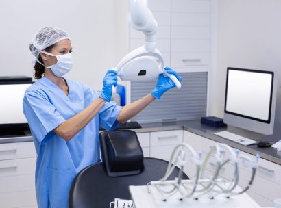 dental-assistant-adjusting-light-in-dental-clinic-2025-10-28-21-49-50-utc